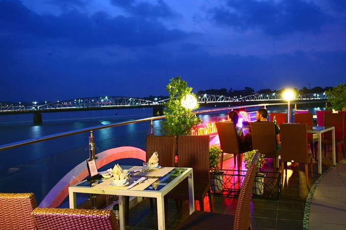 Ngồi ở đây, khách có thể ngắm cảnh sông Hương và cầu Trường Tiền, tận hưởng khí trời mát mẻ trong những buổi chiều tối. Ngồi ở đây, khách có thể ngắm cảnh sông Hương và cầu Trường Tiền, tận hưởng khí trời mát mẻ trong những buổi chiều tối.