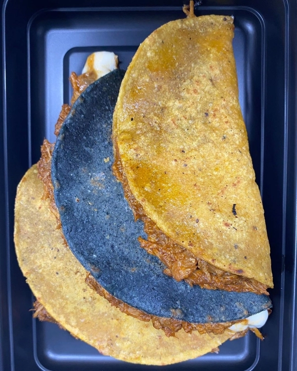 Gà tây tinga quesadillas - món ăn đường phố phổ biến ở Mexico - được đặt trong hộp mang đi. Steele nói, anh phải làm quen với việc chứng kiến các tài xế giao hàng sắp xếp sai các món ăn đã được trình bày chỉn chu.