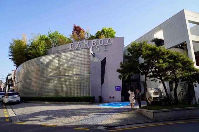 Bamboo House là một trong những nhà hàng gắn sao Michelin, nằm trong danh sách điểm đến của tôi lần này tại Seoul. Ra đời năm 1995, nhà hàng tọa lạc ở khu vực đắt đỏ và sang trọng bậc nhất Seoul - quận Gangnam. Bamboo House là một trong những nhà hàng gắn sao Michelin, nằm trong danh sách điểm đến của tôi lần này tại Seoul. Ra đời năm 1995, nhà hàng tọa lạc ở khu vực đắt đỏ và sang trọng bậc nhất Seoul - quận Gangnam.