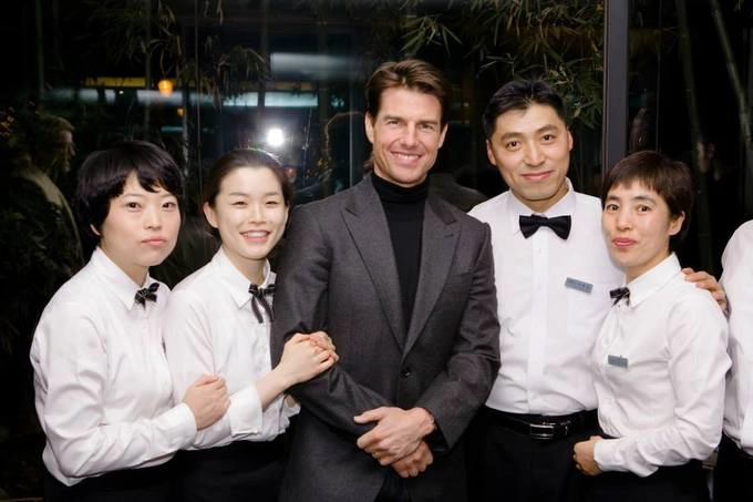 Trong hình là tài tử điện ảnh Tom Cruise chụp hình với nhân viên nhà hàng khi anh có dịp ghé thăm. Ngoài ra, còn rất nhiều tên tuổi khác đã ghé nơi này như công chúa Thái Lan, CEO Mark Zuckerberg... Nhà hàng Michelin yêu thích của nhiều ngôi sao thế giới ở SeoulNhà hàng Michelin yêu thích của nhiều ngôi sao thế giới ở Seoul Tôi vẫn tin rằng khi đến với những ngôi sao Michelin, thực khách sẽ được thoả mãn mọi giác quan, từ thị giác, thính giác, khứu giác đến vị giác.... Bữa tiệc nướng ở Bamboo House lần này đã giúp tôi củng cố niềm tin ấy. Trong hình là tài tử điện ảnh Tom Cruise chụp hình với nhân viên nhà hàng khi anh có dịp ghé thăm. Ngoài ra, còn rất nhiều tên tuổi khác đã ghé nơi này như công chúa Thái Lan, CEO Mark Zuckerberg... Nhà hàng Michelin yêu thích của nhiều ngôi sao thế giới ở SeoulNhà hàng Michelin yêu thích của nhiều ngôi sao thế giới ở Seoul Tôi vẫn tin rằng khi đến với những ngôi sao Michelin, thực khách sẽ được thoả mãn mọi giác quan, từ thị giác, thính giác, khứu giác đến vị giác.... Bữa tiệc nướng ở Bamboo House lần này đã giúp tôi củng cố niềm tin ấy.