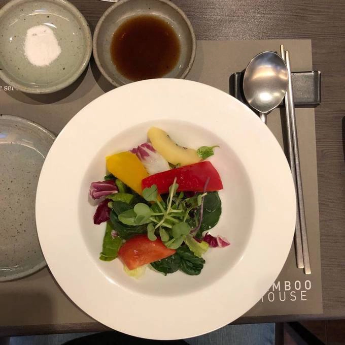 Nhưng tôi nghĩ rằng thực khách đến đây sẽ thấy ngon cả với món salad khai vị hay thậm chí là kim chi. Ngoài ra, bạn cũng có thể tìm thấy ở nhà hàng những thực đơn đậm chất Á, Hàn Quốc hay một bữa tiệc nướng ngoài trời với mức giá từ 30.000 đến 240.000 won (650.000 đến 5,1 triệu đồng). Nhưng tôi nghĩ rằng thực khách đến đây sẽ thấy ngon cả với món salad khai vị hay thậm chí là kim chi. Ngoài ra, bạn cũng có thể tìm thấy ở nhà hàng những thực đơn đậm chất Á, Hàn Quốc hay một bữa tiệc nướng ngoài trời với mức giá từ 30.000 đến 240.000 won (650.000 đến 5,1 triệu đồng).