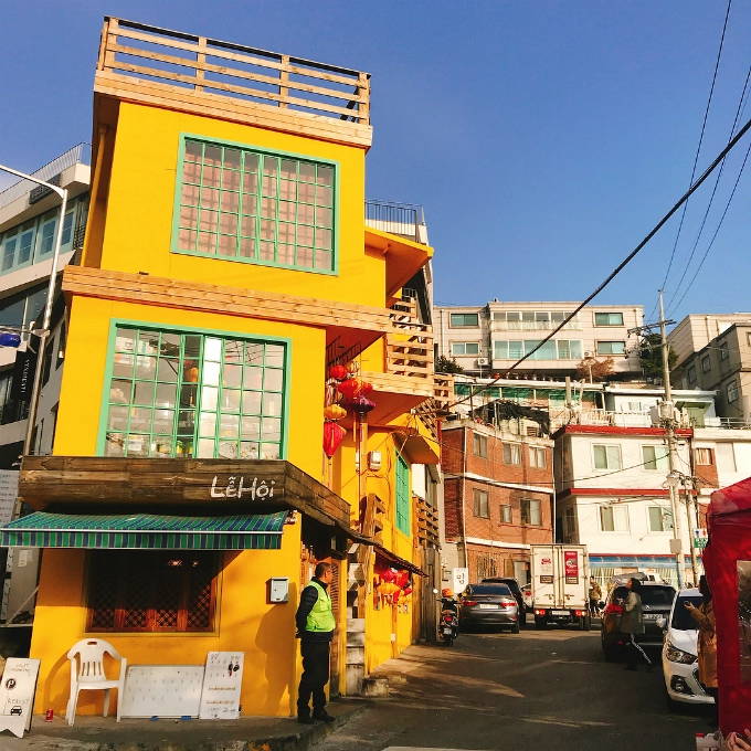 Quán ăn có cái tên cũng rất Việt Nam - Lễ Hội - với biển tên có đầy đủ thanh dấu chuẩn trong tiếng Việt, khác với nhiều nhà hàng Việt Nam ở nước ngoài đều được lược bỏ để người dân địa phương không cảm thấy khó khăn khi gọi. Nhà hàng Lễ Hội nằm tại một ngã ba đường Yongsan gu, Itaewon dong với màu vàng nổi bật cùng phong cách kiến trúc nội thất và ngoại thất rất Việt Nam. Quán ăn có cái tên cũng rất Việt Nam - Lễ Hội - với biển tên có đầy đủ thanh dấu chuẩn trong tiếng Việt, khác với nhiều nhà hàng Việt Nam ở nước ngoài đều được lược bỏ để người dân địa phương không cảm thấy khó khăn khi gọi. Nhà hàng Lễ Hội nằm tại một ngã ba đường Yongsan gu, Itaewon dong với màu vàng nổi bật cùng phong cách kiến trúc nội thất và ngoại thất rất Việt Nam.