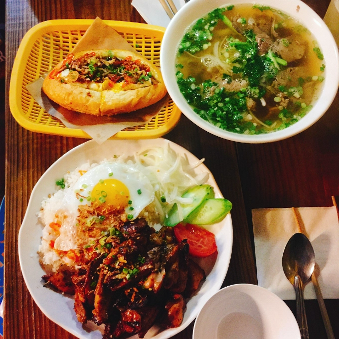 Để ăn no bụng, bạn còn có thể gọi một số món cơm, trong đó không thể thiếu món cơm tấm. Quán mở cửa bữa trưa từ 12h đến 15h, bữa tối từ 17h đến 22h, thực đơn cũng có đầy đủ các món từ ăn nhẹ đến ăn no. Để ăn no bụng, bạn còn có thể gọi một số món cơm, trong đó không thể thiếu món cơm tấm. Quán mở cửa bữa trưa từ 12h đến 15h, bữa tối từ 17h đến 22h, thực đơn cũng có đầy đủ các món từ ăn nhẹ đến ăn no.