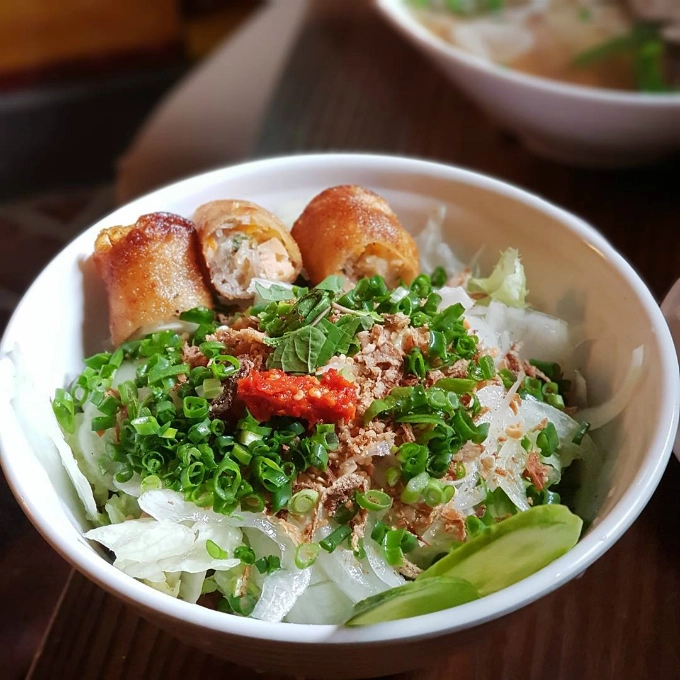 Bún nem (bún chả giò) đầy đủ nguyên liệu nên hương vị được thực khách nhận xét là không thay đổi quá nhiều so với khi ăn ở Việt Nam. Bún nem (bún chả giò) đầy đủ nguyên liệu nên hương vị được thực khách nhận xét là không thay đổi quá nhiều so với khi ăn ở Việt Nam.