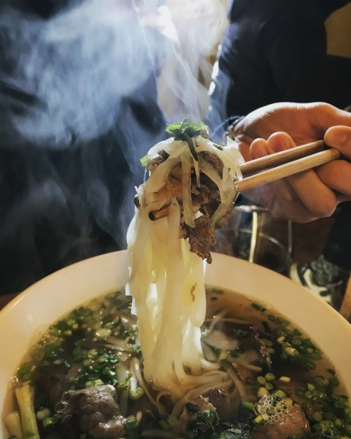 Món ăn được thực khách yêu thích và gọi nhiều nhất có lẽ là phở bò. Phở được nấu theo kiểu miền Nam với hành tây, ngò gai, với giá 12.000 won. Món ăn được thực khách yêu thích và gọi nhiều nhất có lẽ là phở bò. Phở được nấu theo kiểu miền Nam với hành tây, ngò gai, với giá 12.000 won.