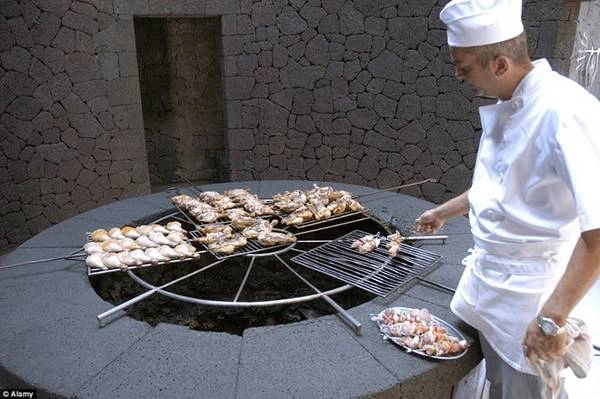 Nhà hàng El Diablo ở Lanzarote nhìn ra dãy núi Fire, nấu đồ ăn bằng địa nhiệt từ núi lửa. Nha-hang-nuong-thit-ca-tu-nui-lua-ivivu-1