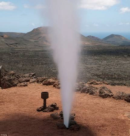 Nước và hơi phụt ra do địa nhiệt từ núi lửa tại công viên quốc gia Timanfaya, Lanzarote, quần đảo Canary. Nha-hang-nuong-thit-ca-tu-nui-lua-ivivu-10
