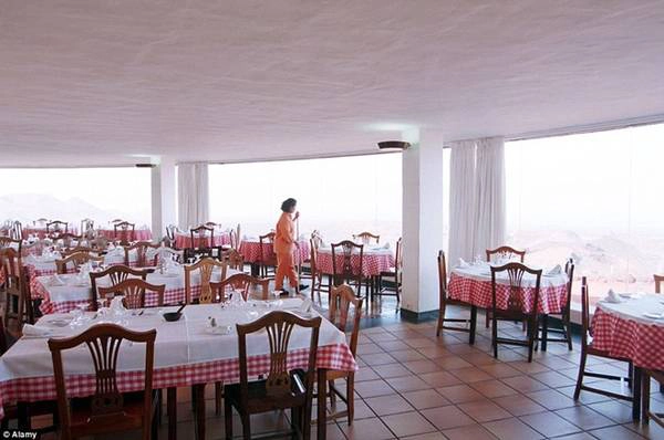 Đồ ăn được phục vụ hàng ngày từ trưa đến 15h30. Khách hàng phải đặt trước vì nhà hàng luôn đông khách. Nha-hang-nuong-thit-ca-tu-nui-lua-ivivu-6