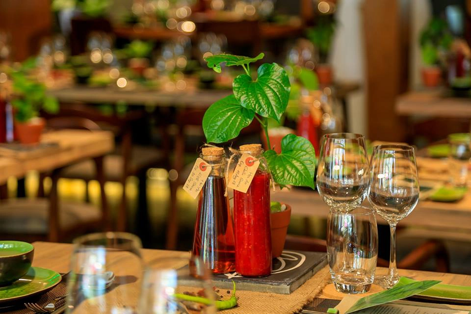 Tại Spice Việt Hội An, các gia vị địa phương như tương ớt hay nước mắm đều được tự làm để đảm bảo một trải nghiệm ẩm thực thuần Việt và hương vị đậm đà cho từng món ăn.