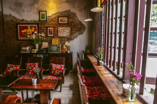 Tổ hợp với tầng một là quán café xinh xắn theo phong cách bao cấp, khiến nhiều người thích thú khi hoài niệm lại ngày xưa, với đệm và gối họa tiết con công, bộ bàn ghế mà “ngày xưa nhà nào cũng có".