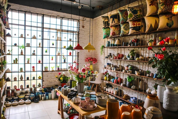 Nằm ở một góc xinh xắn tại tầng hai là một tiệm gốm chuẩn “Made in Việt Nam" với những hình dáng và màu sắc độc đáo. Với sự nở rộ của các tiệm gốm Nhật bản khắp nơi tại Hà Nội, tiệm gốm này vẫn nhất quán theo phong cách Việt Nam chính hiệu.