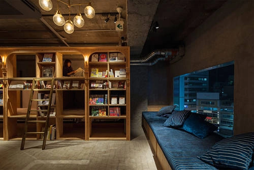 Book and Bed là sự kết hợp thông minh giữa nhà nghỉ và một thư viện đích thực. Nằm trên tầng 7 tại tòa nhà Lumiere, Ikebukuro, Tokyo, nhà nghỉ có 30 giường ngủ với 2 loại Standard và Compact, có nhà vệ sinh và phòng tắm dùng chung cùng nhiều ghế dài đọc sách ngoài hành lang. Book and Bed là sự kết hợp thông minh giữa nhà nghỉ và một thư viện đích thực. Nằm trên tầng 7 tại tòa nhà Lumiere, Ikebukuro, Tokyo, nhà nghỉ có 30 giường ngủ với 2 loại Standard và Compact, có nhà vệ sinh và phòng tắm dùng chung cùng nhiều ghế dài đọc sách ngoài hành lang.