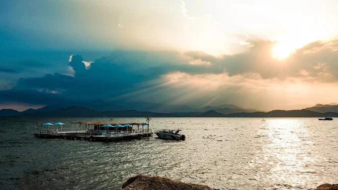 Floating Lounge Cam Ranh là một nhà hàng nổi nằm ở thôn Bình Lập, Cam Ranh. Hoạt động từ cuối tháng 4, địa chỉ này ghi dấu ấn với nhiều du khách, đặc biệt là người thích chụp ảnh bởi không gian tách biệt với đất liền.