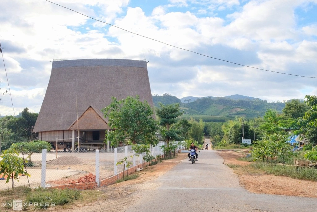 Nằm ở phía Đông Bắc tỉnh Gia Lai, xã Hà Tây, huyện Chư Păh là một trong những vùng đất giàu văn hóa nhất, vẫn còn giữ gìn được rất nhiều ngôi nhà rông truyền thống. Trong đó có nhà rông làng Kon So Lăl lớn nhất Tây Nguyên hiện nay. Nơi đây cách trung tâm thành phố Pleiku hơn 50km, sát với địa phận tỉnh Kon Tum
