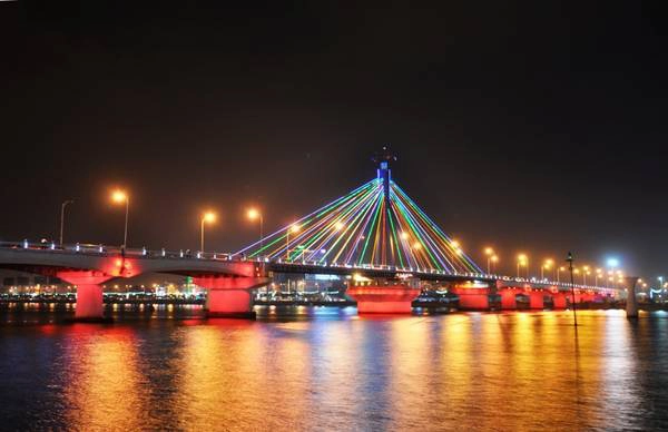Nhà thờ nằm ở hướng đón nắng, trong không gian rộng mở. Nhà thờ nằm ở hướng đón nắng, trong không gian rộng mở.