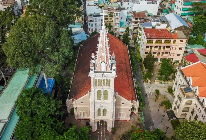 Nhà thờ Chợ Quán (đường Trần Bình Trọng, quận 5) khi mới xây dựng có kiến ​​trúc đơn giản, chỉ gồm một nhà nguyện nhỏ và một bàn thờ bên trong. Trong vòng một thế kỷ, nhà thờ bị tàn phá do chiến tranh, loạn lạc phải xây lại nhiều lần. Đến năm 1882, trên nền đất cũ, cha Hamm quyết định cho xây nhà thờ mới khang trang, kiên cố và tồn tại đến bây giờ.