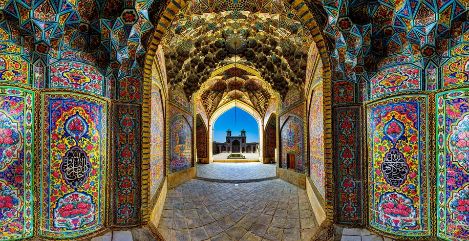 Tọa lạc tại thành phố Shiraz (Iran), nhà thờ Hồi giáo Nasir al Mulk được coi là một trong những thánh đường Hồi giáo rực rỡ nhất thế giới. Ngoài tên chính thức, người dân nơi đây còn gọi công trình này là nhà thờ Hồi giáo màu Hồng, nhà thờ Hồi giáo Sắc màu, nhà thờ Hồi giáo Cầu vồng và nhà thờ Hồi giáo Kaleidoscope. Tọa lạc tại thành phố Shiraz (Iran), nhà thờ Hồi giáo Nasir al Mulk được coi là một trong những thánh đường Hồi giáo rực rỡ nhất thế giới. Ngoài tên chính thức, người dân nơi đây còn gọi công trình này là nhà thờ Hồi giáo màu Hồng, nhà thờ Hồi giáo Sắc màu, nhà thờ Hồi giáo Cầu vồng và nhà thờ Hồi giáo Kaleidoscope.