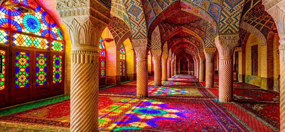 Sắc hồng là màu chủ đạo trong Nasir al Mulk. Sắc hồng là màu chủ đạo trong Nasir al Mulk.