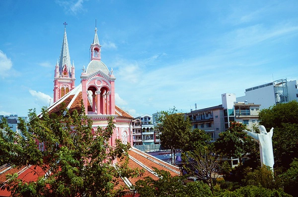 Vào cuối tuần, nhà thờ còn là nơi sinh hoạt của các công lạc bộ hướng đạo sinh. Trong khuôn viên nhà thờ có tượng Chúa dang tay được tạc tinh xảo. Vào cuối tuần, nhà thờ còn là nơi sinh hoạt của các công lạc bộ hướng đạo sinh. Trong khuôn viên nhà thờ có tượng Chúa dang tay được tạc tinh xảo.