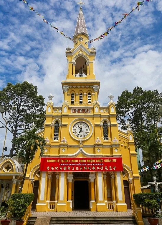 Nhà thờ Cha Tam (đường Học Lạc, quận 5) có tên chính thức Saint Francisco Xavier, xây dựng năm 1900 và hoàn thành sau hai năm. Nhà thờ được xây dựng cho người Hoa theo Công giáo ở Chợ Lớn có nơi hành lễ.  Người đứng ra xây dựng là linh mục Pierre d’ Assou, cũng là vị chau đầu tiên của nhà thờ. Ông có tên Hoa là Đàm Á Tố - phiên âm là Tam An Su. Vì vậy mọi người quen gọi là nhà thờ Cha Tam.