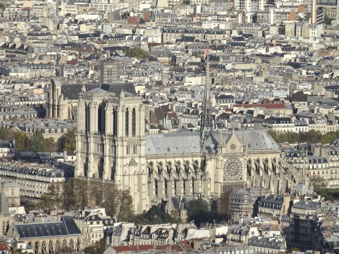 Nhà thờ Đức Bà Paris miễn phí tham quan. Du khách sẽ phải trả thêm tiền nếu muốn leo lên 422 bậc thang xoắn ốc dẫn tới đỉnh các tháp chuông để ngắm nhìn toàn cảnh thành phố xung quanh. Nhà thờ Đức Bà Paris có địa chỉ tại số 6 Parvis Notre-Dame - Pl. Jean-Paul II, 75004 Paris, Pháp. Giờ mở cửa từ 7h45 đến 18h45 các ngày trong tuần và từ 7h15 đến 18h45 các ngày cuối tuần. Khu tháp mở cửa từ 10h đến 18h30 hàng ngày. Ảnh: Eva Schuster. Nhà thờ Đức Bà Paris miễn phí tham quan. Du khách sẽ phải trả thêm tiền nếu muốn leo lên 422 bậc thang xoắn ốc dẫn tới đỉnh các tháp chuông để ngắm nhìn toàn cảnh thành phố xung quanh. Nhà thờ Đức Bà Paris có địa chỉ tại số 6 Parvis Notre-Dame - Pl. Jean-Paul II, 75004 Paris, Pháp. Giờ mở cửa từ 7h45 đến 18h45 các ngày trong tuần và từ 7h15 đến 18h45 các ngày cuối tuần. Khu tháp mở cửa từ 10h đến 18h30 hàng ngày. Ảnh: Eva Schuster.