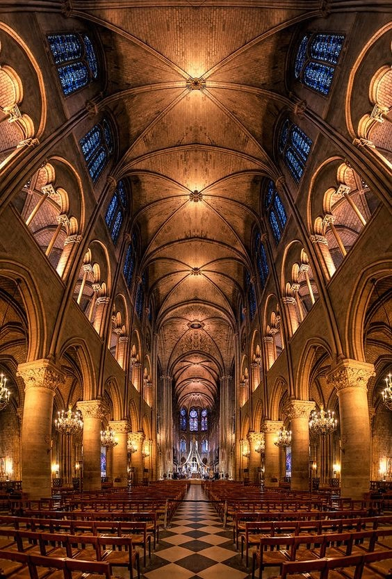 Bên trong nhà thờ Đức Bà Paris với mái vòm cao 43 m. Là nhà thờ của Tổng giáo phận Paris, Notre-Dame (tên tiếng Pháp của nhà thờ) là thánh đường của Tổng giám mục Paris. Theo thống kê, khoảng 13 triệu người đến tham quan nhà thờ Đức Bà hàng năm, đồng nghĩa với con số trung bình hơn 35.000 du khách mỗi ngày. Địa danh này đã trở thành nơi được viếng thăm nhiều nhất ở Paris. Ảnh: Sebastien Gaborit. Bên trong nhà thờ Đức Bà Paris với mái vòm cao 43 m. Là nhà thờ của Tổng giáo phận Paris, Notre-Dame (tên tiếng Pháp của nhà thờ) là thánh đường của Tổng giám mục Paris. Theo thống kê, khoảng 13 triệu người đến tham quan nhà thờ Đức Bà hàng năm, đồng nghĩa với con số trung bình hơn 35.000 du khách mỗi ngày. Địa danh này đã trở thành nơi được viếng thăm nhiều nhất ở Paris. Ảnh: Sebastien Gaborit.