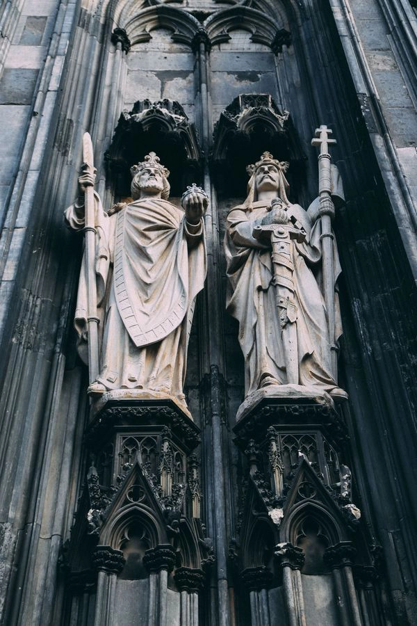 Nhà thờ còn lưu giữ các bức tranh tôn giáo của hoạ sĩ ở Cologne vào thế kỷ 15. Bên cạnh đó, các bức tượng chân dung, pháp y của Thánh, Thánh thể, kinh Phúc âm đều được bảo tồn nguyên vẹn trong nhà thờ Cologne.