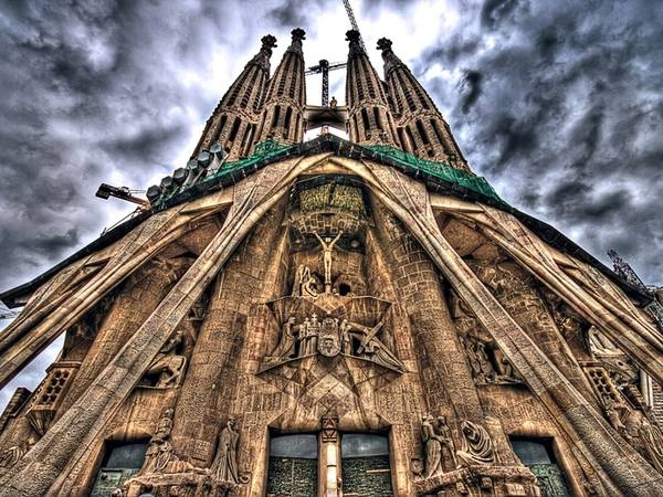 Ngày nay, Sagrada Familia đón khoảng 3 triệu du khách mỗi năm. Tiền đầu tư để tiếp tục xây dựng nhà thờ được thu về từ việc bán vé tham quan cho du khách. Địa chỉ nhà thờ: La Sagrada Familia, Carrer Mallorca, Barcelona. Giờ mở cửa: 9h-18h (tháng 1, 2, 11, 12), 9h-19h (tháng 3, 10), 9h-20h (tháng 4, 5, 6, 7, 8, 9), 9h-14h (hai ngày 25, 26/12 và 1-6/1). Giá vé: 15 - 29 Euro. Ảnh: Pinterest. Ngày nay, Sagrada Familia đón khoảng 3 triệu du khách mỗi năm. Tiền đầu tư để tiếp tục xây dựng nhà thờ được thu về từ việc bán vé tham quan cho du khách. Địa chỉ nhà thờ: La Sagrada Familia, Carrer Mallorca, Barcelona. Giờ mở cửa: 9h-18h (tháng 1, 2, 11, 12), 9h-19h (tháng 3, 10), 9h-20h (tháng 4, 5, 6, 7, 8, 9), 9h-14h (hai ngày 25, 26/12 và 1-6/1). Giá vé: 15 - 29 Euro. Ảnh: Pinterest.
