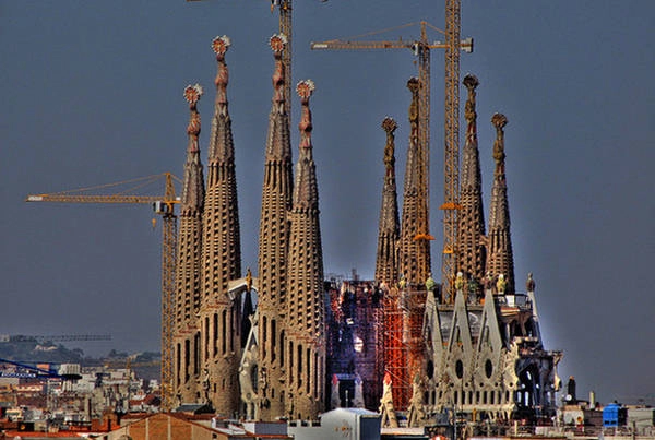 Mong muốn của Gaudi là Sagrada Familia sẽ trở thành nhà thờ với ngọn tháp cao nhất thế giới. Hiện tại, 8 tháp chuông đã được hoàn thành. Mặt trước của nhà thờ được trang trí nhiều bức tượng tái hiện lại quãng đời của Đức Chúa. Ảnh: Lonelyplanet. Mong muốn của Gaudi là Sagrada Familia sẽ trở thành nhà thờ với ngọn tháp cao nhất thế giới. Hiện tại, 8 tháp chuông đã được hoàn thành. Mặt trước của nhà thờ được trang trí nhiều bức tượng tái hiện lại quãng đời của Đức Chúa. Ảnh: Lonelyplanet.