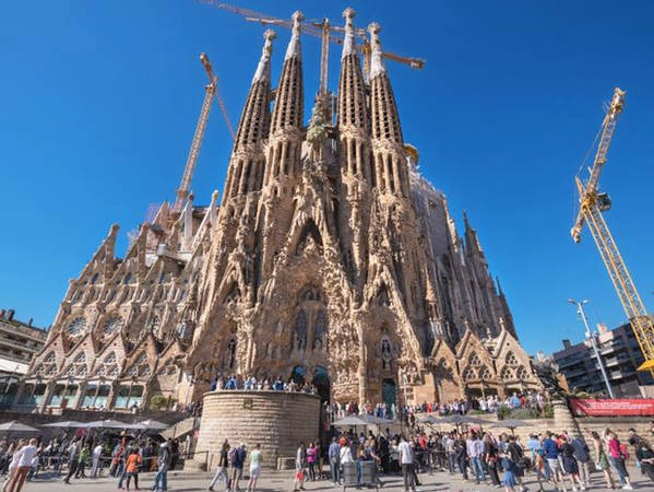 Ngoài ra, Sagrada Familia nổi tiếng vì là nhà thờ duy nhất trên thế giới có thời gian xây quá lâu, hơn một thế kỷ. Khởi công xây dựng từ năm 1882, và đến nay, sau 135 năm, nhà thờ vẫn chưa hoàn thiện. Còn theo lời nói đùa nổi tiếng của Gaudi, ông tin rằng khách hàng của mình, Đức Chúa trời, sẽ không quá nóng lòng và có thể chờ đợi được. Ảnh: News. Ngoài ra, Sagrada Familia nổi tiếng vì là nhà thờ duy nhất trên thế giới có thời gian xây quá lâu, hơn một thế kỷ. Khởi công xây dựng từ năm 1882, và đến nay, sau 135 năm, nhà thờ vẫn chưa hoàn thiện. Còn theo lời nói đùa nổi tiếng của Gaudi, ông tin rằng khách hàng của mình, Đức Chúa trời, sẽ không quá nóng lòng và có thể chờ đợi được. Ảnh: News.
