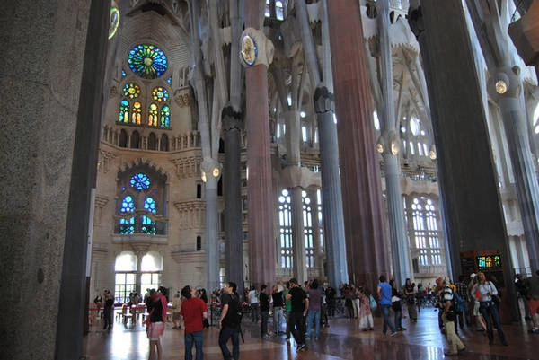 Năm 1984, nhà thờ được ghi vào danh sách di sản thế giới của UNESCO. Vào năm 2007, nó được xếp vào danh sách 12 bảo vật của Tây Ban Nha. Ảnh: News. Ngày 7/11/2010, nhà thờ được Giáo hoàng Benedictus XVI thánh hiến và nâng lên thành Vương cung thánh đường trong dịp thăm Santiago de Compostela và Barcelona. Do vậy, ngày nay, Sagrada Familia còn có tên gọi khác là Vương cung thánh đường Nhà thờ ngoại hiệu Thánh Gia. Năm 1984, nhà thờ được ghi vào danh sách di sản thế giới của UNESCO. Vào năm 2007, nó được xếp vào danh sách 12 bảo vật của Tây Ban Nha. Ảnh: News. Ngày 7/11/2010, nhà thờ được Giáo hoàng Benedictus XVI thánh hiến và nâng lên thành Vương cung thánh đường trong dịp thăm Santiago de Compostela và Barcelona. Do vậy, ngày nay, Sagrada Familia còn có tên gọi khác là Vương cung thánh đường Nhà thờ ngoại hiệu Thánh Gia.