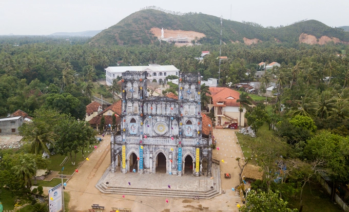 Nhà thờ Mằng Lăng (xã An Thạch, huyện Tuy An, Phú Yên) nằm trong khuôn viên rộng 5.000 m2 giữa vùng núi rừng. Nhà thờ được xây dựng từ năm 1892 nhưng phải 15 năm sau mới khánh thành. Nhà thờ Mằng Lăng (xã An Thạch, huyện Tuy An, Phú Yên) nằm trong khuôn viên rộng 5.000 m2 giữa vùng núi rừng. Nhà thờ được xây dựng từ năm 1892 nhưng phải 15 năm sau mới khánh thành.