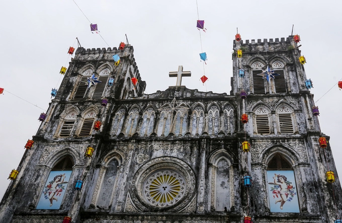 Nhà thờ xây theo kiến trúc Gothic với nhiều hoa văn trang trí. Hai bên nhà thờ có hai lầu chuông, chính giữa là thập tự giá nay vẫn còn nguyên vẹn. Nhà thờ xây theo kiến trúc Gothic với nhiều hoa văn trang trí. Hai bên nhà thờ có hai lầu chuông, chính giữa là thập tự giá nay vẫn còn nguyên vẹn.