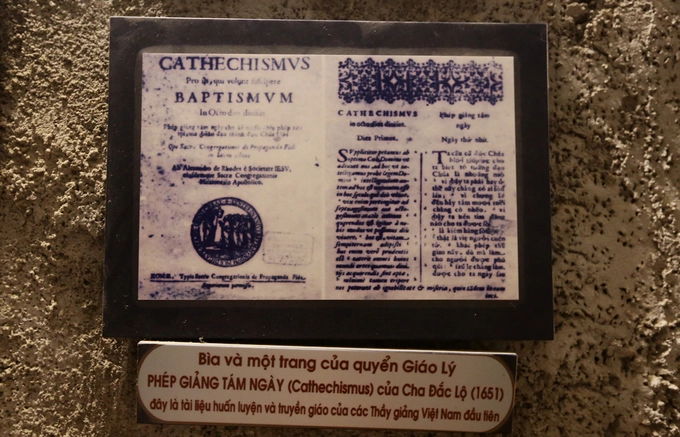 Bìa và một trang của quyển giáo lý "Phép giảng tám ngày". Đến nay, cuốn sách vẫn được bảo quản cẩn thận tại khu vực hang đá của nhà thờ. Bìa và một trang của quyển giáo lý "Phép giảng tám ngày". Đến nay, cuốn sách vẫn được bảo quản cẩn thận tại khu vực hang đá của nhà thờ.