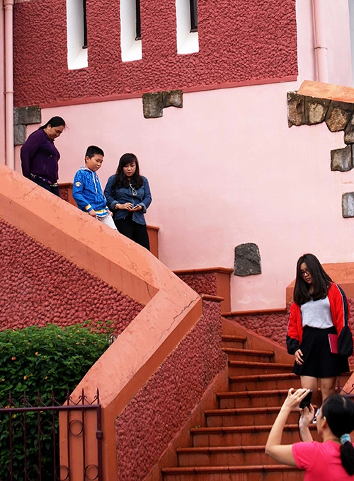 Trên khuôn viên rộng lớn được bao quanh bởi những hàng thông, nhà thờ Domaine de Marie được thiết kế theo một cụm kiến trúc liên hoàn bao gồm nhà nguyện và hai dãy nhà tu viện của nữ tử Bác Ái Vinh Sơn. Từ khi hoàn thành đến nay, nhà thờ chỉ dùng vôi màu hồng đậm để quét tường, sáng rực lên khi có ánh mặt trời chiếu vào. Đây cũng là đặc điểm nhận dạng thu hút đông du khách ghé thăm nơi này.