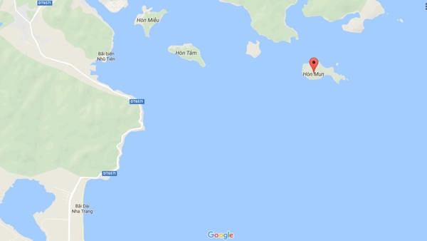 Hòn Mun (dấu đỏ) nằm phía nam vịnh Nha Trang, cách đất liền 12 km. Hòn Mun (dấu đỏ) nằm phía nam vịnh Nha Trang, cách đất liền 12 km.