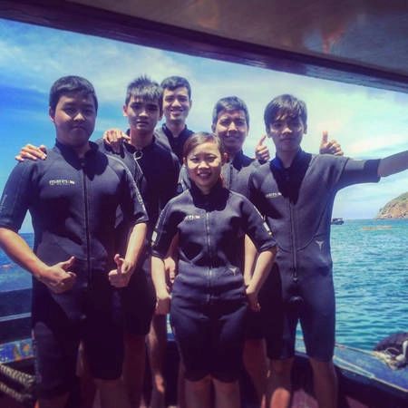 Sau những ngày khám phá thành phố biển có rất nhiều những hoạt động, chúng tôi vẫn cảm thấy chưa trọn vẹn. Mất gần một đêm suy nghĩ, thảo luận, chúng tôi mới dám quyết định thử thách bản thân mình với trải nghiệm scuba diving. Phải mất nhiều thời gian như vậy vì đây là một thử thách vô cùng mới mẻ và vượt qua giới hạn bản thân tôi, một người chưa từng biết bơi. Sau những ngày khám phá thành phố biển có rất nhiều những hoạt động, chúng tôi vẫn cảm thấy chưa trọn vẹn. Mất gần một đêm suy nghĩ, thảo luận, chúng tôi mới dám quyết định thử thách bản thân mình với trải nghiệm scuba diving. Phải mất nhiều thời gian như vậy vì đây là một thử thách vô cùng mới mẻ và vượt qua giới hạn bản thân tôi, một người chưa từng biết bơi.