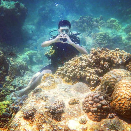 Khác với snorkeling chỉ quanh quẩn trên mặt nước hoặc xuống sâu chỉ vài mét là phải trồi lên để lấy oxy, ở trải nghiệm scuba diving này, bạn được trang bị một bộ đồ bảo hộ, đeo bình dưỡng khí và lặn xuống độ sâu 8-10 m để có cái nhìn cận cảnh những rạn san hô đẹp long lanh đầy màu sắc, nhìn những đàn cá tung tăng bơi lội ngay cạnh mình - điều tưởng chừng chỉ có trong giấc mơ. Khác với snorkeling chỉ quanh quẩn trên mặt nước hoặc xuống sâu chỉ vài mét là phải trồi lên để lấy oxy, ở trải nghiệm scuba diving này, bạn được trang bị một bộ đồ bảo hộ, đeo bình dưỡng khí và lặn xuống độ sâu 8-10 m để có cái nhìn cận cảnh những rạn san hô đẹp long lanh đầy màu sắc, nhìn những đàn cá tung tăng bơi lội ngay cạnh mình - điều tưởng chừng chỉ có trong giấc mơ.