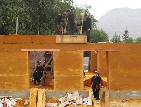 Tầng 2 sử dụng khung cấu trúc là sự kết hợp của các tấm gỗ và dầm, cột bằng bê tông cốt thép. Do hệ thống vì kèo được làm từ gỗ tự nhiên nên công trình rất thân thiện với môi trường.
