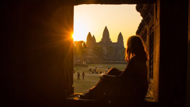 Ngắm bình minh ở Angkor Wat: Chiêm ngưỡng những vệt sáng màu cam vàng rực rỡ đổ bóng xuống những ngọn tháp cổ Angkor Wat là một trải nghiệm đầy ấn tượng, khiến du khách phải say mê. Ảnh: Geckosadventures.com. Ngắm bình minh ở Angkor Wat: Chiêm ngưỡng những vệt sáng màu cam vàng rực rỡ đổ bóng xuống những ngọn tháp cổ Angkor Wat là một trải nghiệm đầy ấn tượng, khiến du khách phải say mê. Ảnh: Geckosadventures.com.