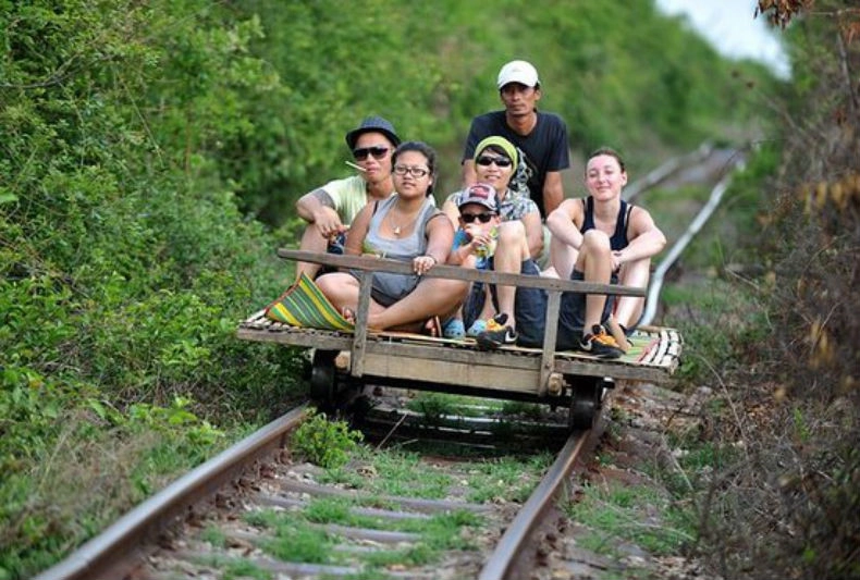 Đi "tàu lửa tre": Nghe như đùa, nhưng ban đầu, đây là phương tiện vận chuyển của người dân vùng ngoại ô hẻo lánh ở thành phố Battambang. Tuy thu hút nhiều du khách, song nó từng đóng cửa vào năm 2017 trước khi trở lại phục vụ du lịch quãng đường 20 km trong khu vực đền Banan. Ảnh: Camsocial.news. Đi "tàu lửa tre": Nghe như đùa, nhưng ban đầu, đây là phương tiện vận chuyển của người dân vùng ngoại ô hẻo lánh ở thành phố Battambang. Tuy thu hút nhiều du khách, song nó từng đóng cửa vào năm 2017 trước khi trở lại phục vụ du lịch quãng đường 20 km trong khu vực đền Banan. Ảnh: Camsocial.news.