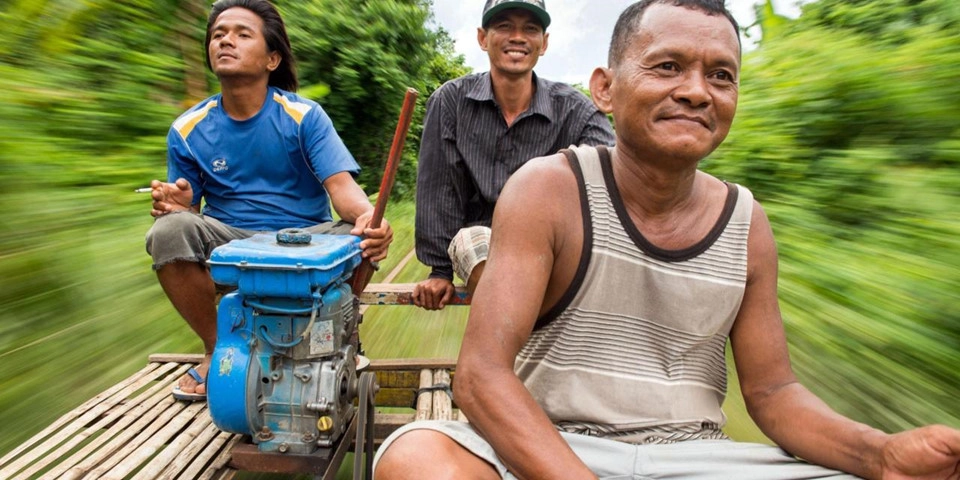 "Tàu lửa tre" này được hỗ trợ bởi một động cơ nhỏ, không giống như bất kỳ tuyến đường sắt nào khác bạn từng đi. Với tốc độ có thể đạt tới 30 km/h, đây không chỉ là một trải nghiệm thú vị, mà còn cho bạn cơ hội ngắm nhìn khung cảnh nông thôn Campuchia. Ảnh: Bbc.com. "Tàu lửa tre" này được hỗ trợ bởi một động cơ nhỏ, không giống như bất kỳ tuyến đường sắt nào khác bạn từng đi. Với tốc độ có thể đạt tới 30 km/h, đây không chỉ là một trải nghiệm thú vị, mà còn cho bạn cơ hội ngắm nhìn khung cảnh nông thôn Campuchia. Ảnh: Bbc.com.