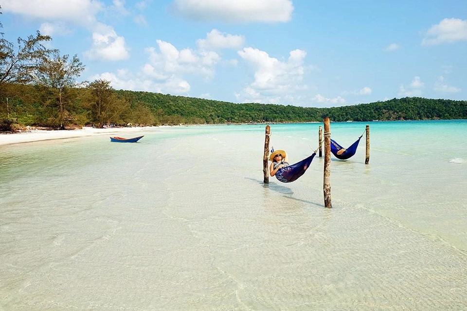 "Sống chậm" trên đảo Koh Rong: Campuchia còn có một thiên đường biển đảo là Koh Rong. Bạn có thể khám phá các vịnh nhỏ kín đáo, lặn biển ngắm những sinh vật đa dạng giữa rạn san hô, hay thưởng thức một ly cocktail tuyệt hảo trong một quán bar kiểu túp lều giữa trời đêm, hoặc ngắm nhìn mặt trời mọc trên những tán cọ lúc bình minh ở đây. Ảnh: Wanderluststorytellers.com. "Sống chậm" trên đảo Koh Rong: Campuchia còn có một thiên đường biển đảo là Koh Rong. Bạn có thể khám phá các vịnh nhỏ kín đáo, lặn biển ngắm những sinh vật đa dạng giữa rạn san hô, hay thưởng thức một ly cocktail tuyệt hảo trong một quán bar kiểu túp lều giữa trời đêm, hoặc ngắm nhìn mặt trời mọc trên những tán cọ lúc bình minh ở đây. Ảnh: Wanderluststorytellers.com.