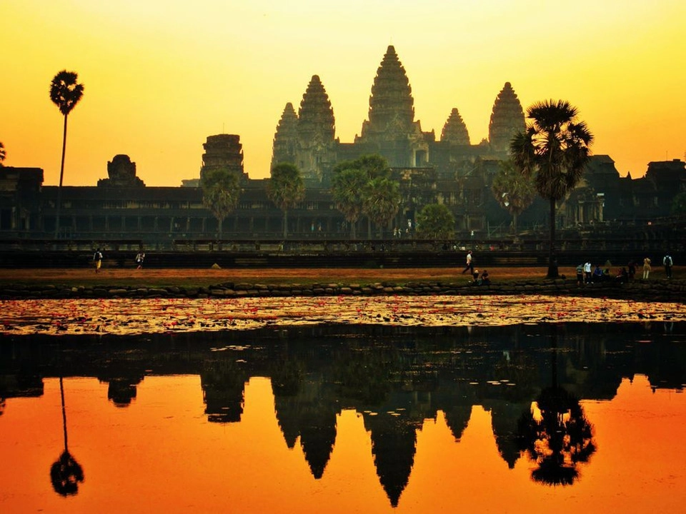 Xây dựng vào thế kỷ 12, Angkor Wat được xem là phức hợp đền đài cổ xưa và lớn nhất thế giới. Ngày nay, nơi đây đã trở thành biểu tượng quốc gia, có mặt trên quốc kỳ Campuchia. Nếu có thời gian, bạn sẽ phải dành 3 ngày, thậm chí cả tuần để khám phá hết "mê cung đá" rộng lớn này. Ảnh: Nationalgeographic.com. Xây dựng vào thế kỷ 12, Angkor Wat được xem là phức hợp đền đài cổ xưa và lớn nhất thế giới. Ngày nay, nơi đây đã trở thành biểu tượng quốc gia, có mặt trên quốc kỳ Campuchia. Nếu có thời gian, bạn sẽ phải dành 3 ngày, thậm chí cả tuần để khám phá hết "mê cung đá" rộng lớn này. Ảnh: Nationalgeographic.com.