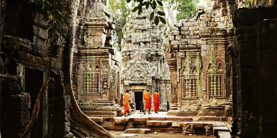 Bạn có thể chiêm ngưỡng Angkor Thom với loạt các công trình cổ xưa, bao gồm cả đền Bayon và những khuôn mặt đá nổi tiếng. Hoặc cũng có thể tham quan Ta Prohm với những rễ đa kỳ dị từng xuất hiện trên phim Tomb Raider. Xa hơn về phía Bắc Campuchia là ngôi đền Hindu Preah Vihear, nằm trên đỉnh vách đá 525 m ở dãy núi Dangrek. Ảnh: Bbc.com. Bạn có thể chiêm ngưỡng Angkor Thom với loạt các công trình cổ xưa, bao gồm cả đền Bayon và những khuôn mặt đá nổi tiếng. Hoặc cũng có thể tham quan Ta Prohm với những rễ đa kỳ dị từng xuất hiện trên phim Tomb Raider. Xa hơn về phía Bắc Campuchia là ngôi đền Hindu Preah Vihear, nằm trên đỉnh vách đá 525 m ở dãy núi Dangrek. Ảnh: Bbc.com.