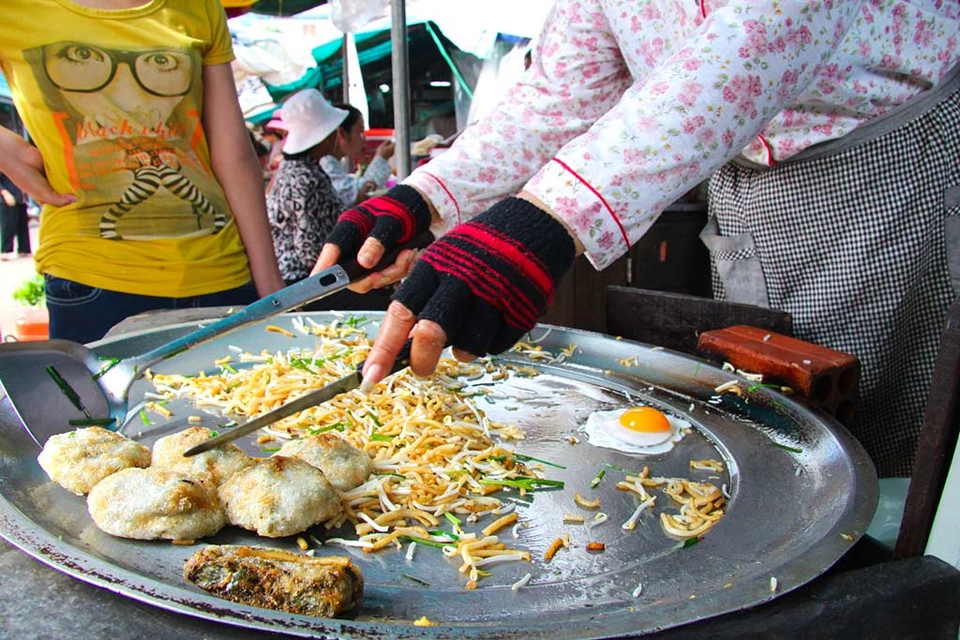 Ngoài những món ăn mới nghe tên đã... hết hồn, bạn có thể thử món lort cha với mì, giá đỗ và hẹ nấu chín cùng thịt bò, thêm quả trứng chiên trên mặt. Hoặc món amok - cà ri cá nước cốt dừa có vị chanh, ớt cũng đủ làm ấm dạ dày của bạn. Ảnh: Visit-angkor.org. Ngoài những món ăn mới nghe tên đã... hết hồn, bạn có thể thử món lort cha với mì, giá đỗ và hẹ nấu chín cùng thịt bò, thêm quả trứng chiên trên mặt. Hoặc món amok - cà ri cá nước cốt dừa có vị chanh, ớt cũng đủ làm ấm dạ dày của bạn. Ảnh: Visit-angkor.org.