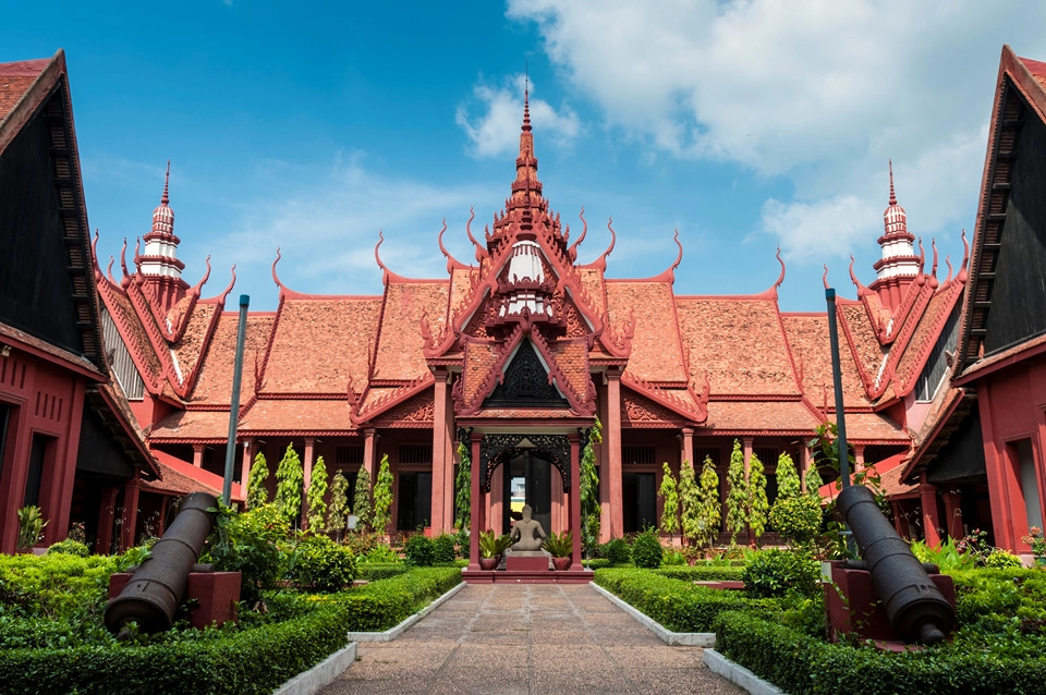 Tìm về quá khứ Campuchia trong các bảo tàng: Campuchia là quốc gia có cội nguồn văn hóa, tinh thần phong phú, sâu sắc cùng một lịch sử phức tạp. Bạn có thể tìm hiểu quá khứ của đất nước này trong các bảo tàng, như Bảo tàng Diệt chủng Tuol Sleng, gắn với ký ức đau thương thời Khmer Đỏ, hay Bảo tàng quốc gia Campuchia tuyệt đẹp cạnh Cung điện Hoàng gia. Ảnh: Lonelyplanet.com. Tìm về quá khứ Campuchia trong các bảo tàng: Campuchia là quốc gia có cội nguồn văn hóa, tinh thần phong phú, sâu sắc cùng một lịch sử phức tạp. Bạn có thể tìm hiểu quá khứ của đất nước này trong các bảo tàng, như Bảo tàng Diệt chủng Tuol Sleng, gắn với ký ức đau thương thời Khmer Đỏ, hay Bảo tàng quốc gia Campuchia tuyệt đẹp cạnh Cung điện Hoàng gia. Ảnh: Lonelyplanet.com.