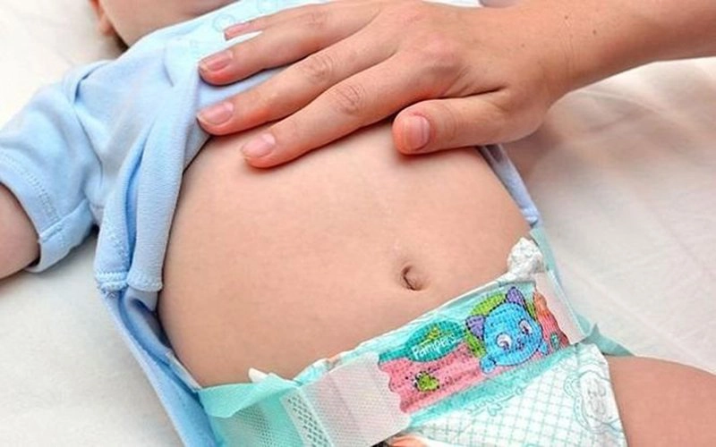 chướng bụng đầy hơi ở trẻ