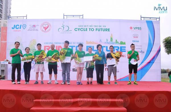 Ông Nguyễn Việt Dũng – Đại diện Ban giám đốc công ty iVIVU.com (đứng thứ 9 từ trái qua) nhận hoa và bằng khen từ đại diện Ban tổ chức chương trình. 
