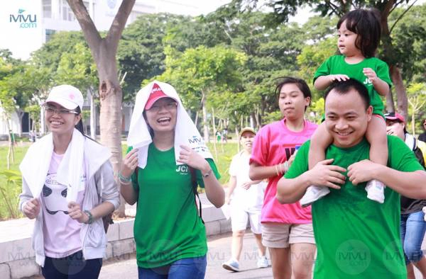Ông bố dễ thương này cũng cõng theo con gái của mình vào cuộc chạy. Ảnh: iVIVU.com